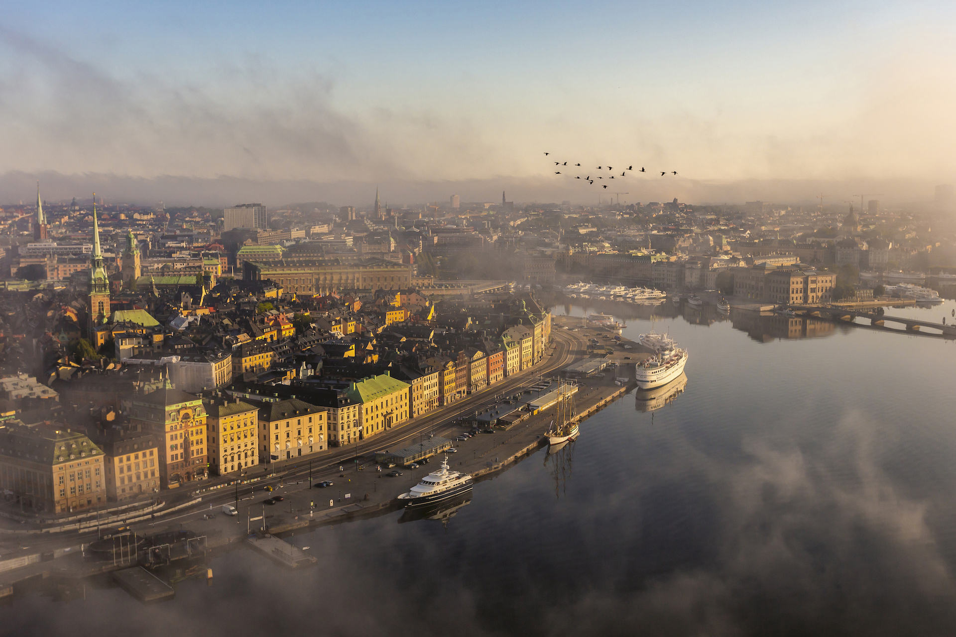 I Gamla Stan räknas Stadsholmen, Helgeandsholmen, Strömsborg och Riddarholmen